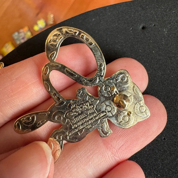 Cute Mew Enamel Pin - Picture 2 of 2